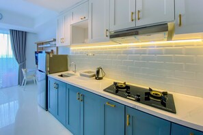 Studio | Private kitchen | Full-size fridge, stovetop - Cozy Studio Room At West Vista Apartment (Jakarta)