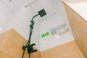 Apartment | Badezimmer | Dusche, kostenlose Toilettenartikel, Handtücher