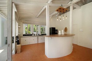 Réfrigérateur, micro-ondes, plaque de cuisson, cafetiÚre/bouilloire