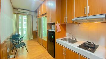 Apartamento | Cozinha privada | Geladeira grande, cooktop