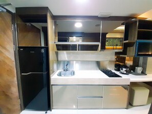 Studio | Private kitchen | Full-size fridge, stovetop
