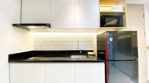 Appartement | Cuisine privée | Réfrigérateur grande capacité avec congélateur, surface de cuisson