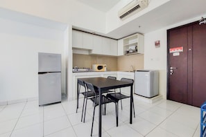 Apartamento | Cocina privada | Frigorífico grande y placa de cocina