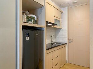 Private kitchen - Simply Studio At Tokyo Riverside Pik 2 Apartment (Teluknaga)