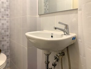 Bathroom - Simply Studio At Tokyo Riverside Pik 2 Apartment (Teluknaga)