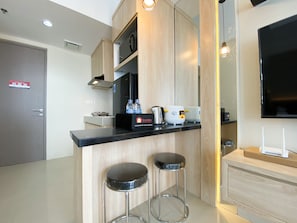 Estudio | Cocina privada | Frigorífico grande y placa de cocina