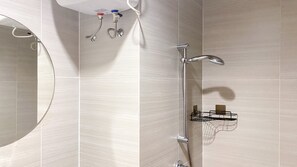 Estudio | Baño | Regadera, amenidades de baño gratuitas, toallas 