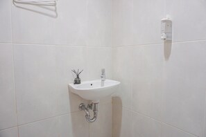 Studio | Badkamer | Een douche, gratis toiletartikelen, handdoeken