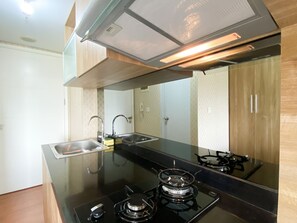 Estudio | Cocina privada | Refrigerador con congelador y parrilla de estufa 