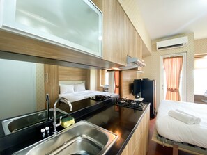 Estudio | Cocina privada | Refrigerador con congelador y parrilla de estufa 