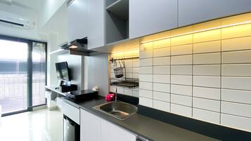 Studio | Private kitchen | Full-sized fridge, stovetop