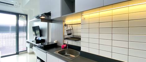 Studio | Private kitchen | Full-size fridge, stovetop