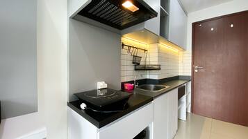 Studio | Private kitchen | Full-sized fridge, stovetop