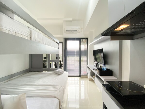 Individually decorated, individually furnished, free WiFi - Cozy Stay Studio At Sayana Bekasi Apartment (Tarumajaya)