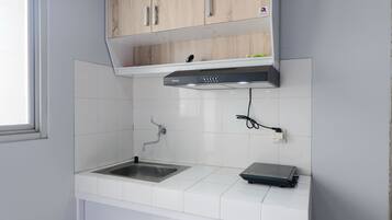 Apartamento | Cocina privada | Frigorífico grande y placa de cocina