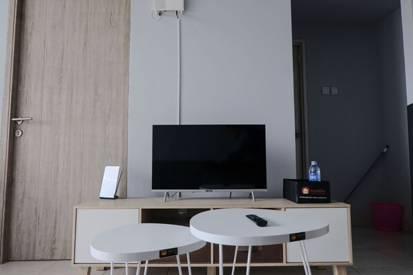 Apartamento | Zona de estar | Una televisión