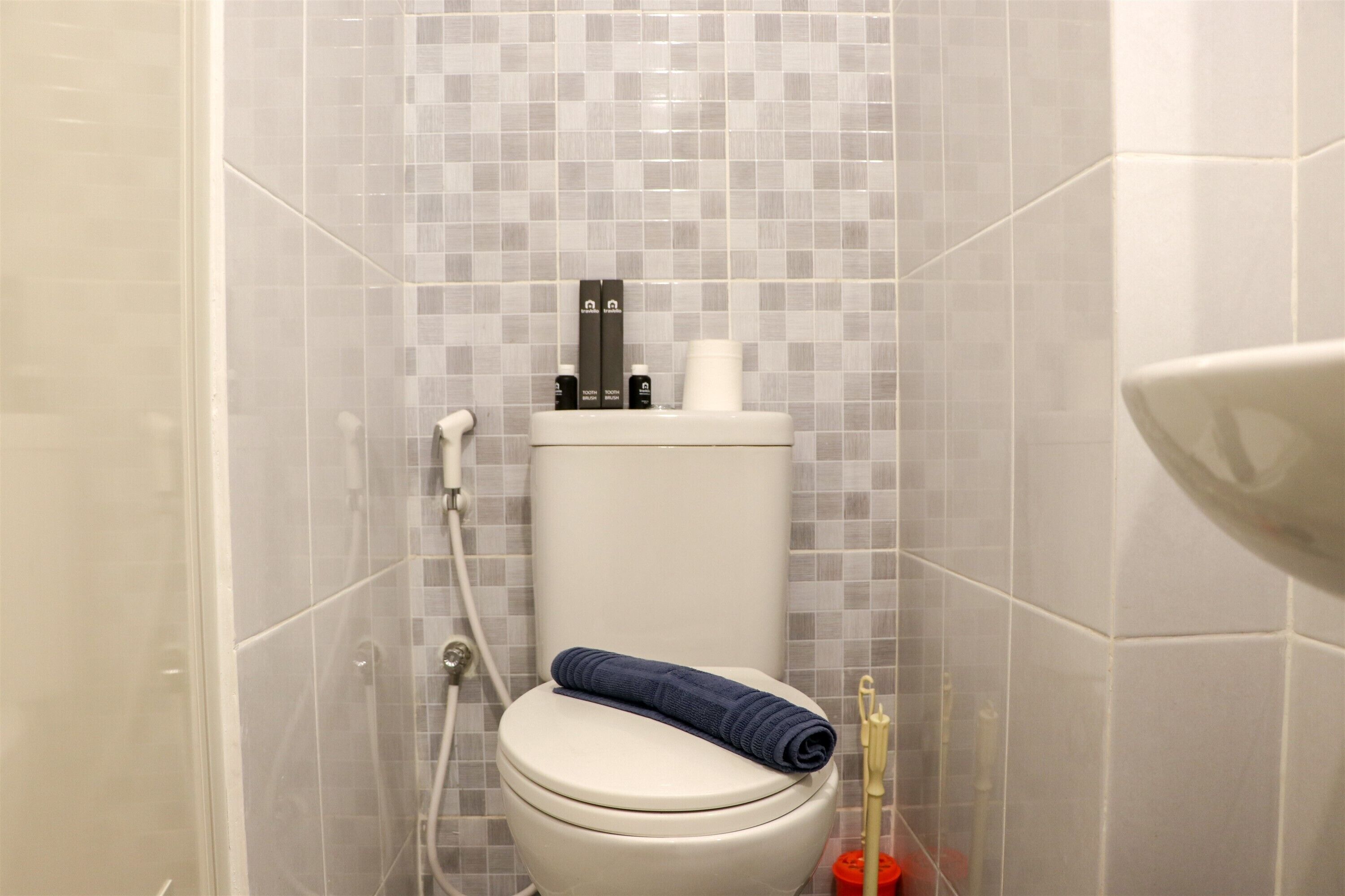 Une salle de bain avec des toilettes, une douche et un lavabo.