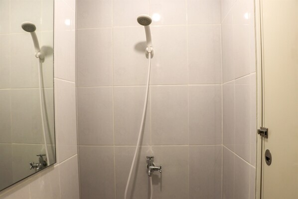 Ducha con cabezal de ducha de mano y grifo empotrado.
