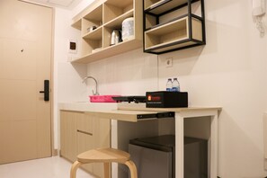 Private kitchen - Stylish Studio At Tokyo Riverside Pik 2 Apartment (Teluknaga)