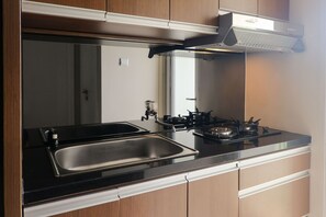 Apartamento | Cozinha privada | Geladeira grande, cooktop