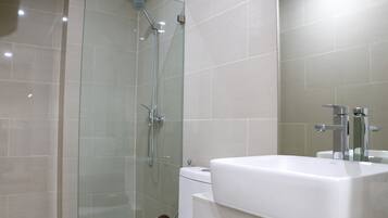 Appartamento | Bagno | Doccia, set di cortesia gratuito, asciugamani
