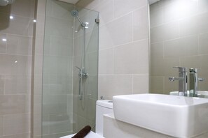 Bathroom - Comfort 2Br At Daan Mogot City Apartment (Jakarta)