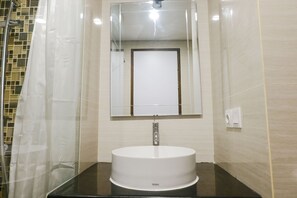 Studio | Badezimmer | Dusche, kostenlose Toilettenartikel, Handtücher