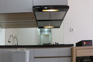 Private kitchen - Comfort Stay Studio Apartment At Tokyo Riverside Pik 2 (Teluknaga)