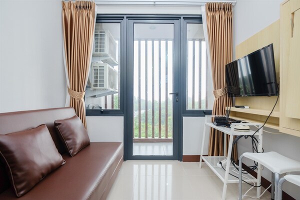 Comfort And Modern 2br At Royal Heights Apartment - Bogor
