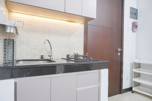 Apartment | Eigene Küche | Großer Kühlschrank, Herdplatte