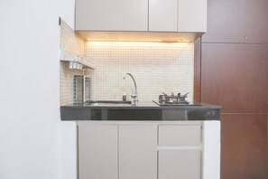 Private kitchen - Elegant And Tidy 1Br Sky Terrace Apartment (Jakarta)