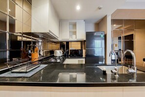 Apartment | Eigene Küche | Großer Kühlschrank, Herdplatte