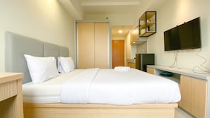 Studio | Individually decorated, individually furnished, free WiFi - Minimalist And Nice Studio Apartment At Evenciio Margonda (Depok)