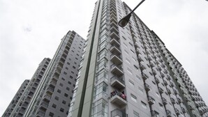 Ein Hochhaus mit mehreren Balkonen und einer Straßenlaterne.