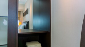 Ein modernes Zimmer mit einem Holztisch, einer gepolsterten Bank und einem Wandregal.