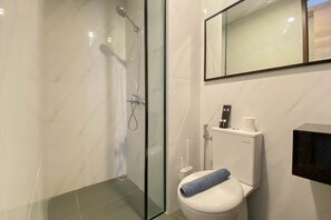 Studio | Bathroom - Elegant And Homey Studio Ciputra World 2 Apartment (Jakarta)