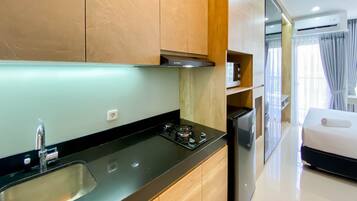Studio | Private kitchen | Full-sized fridge, stovetop
