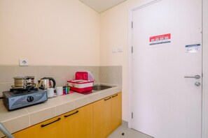 Estudio | Cocina privada | Refrigerador con congelador y parrilla de estufa 