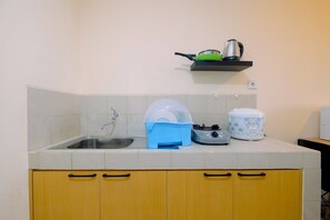 Apartment | Private kitchen | Full-sized fridge, stovetop