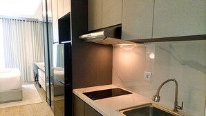 Una cocina moderna con estufa integrada, un lavamanos de acero inoxidable y una encimera elegante.