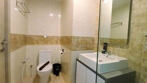 Un baño moderno con inodoro, bidé y lavabo.