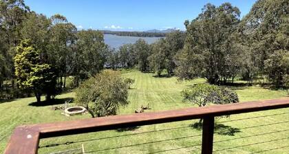 “Bay Cottage” Beautiful lake house on Shallow Bay