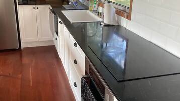 Jääkaappi, mikroaaltouuni, uuni, liesi