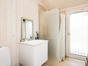 House | Bathroom - 6 Person Holiday Home in Hals (Hals)