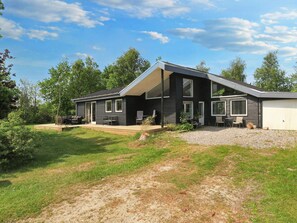 A modern two-story house with a covered patio and a garage. - 4 Star Holiday Home in Storvorde (Storvorde)