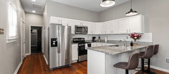 Historic CozySuites 4BR 2BA 