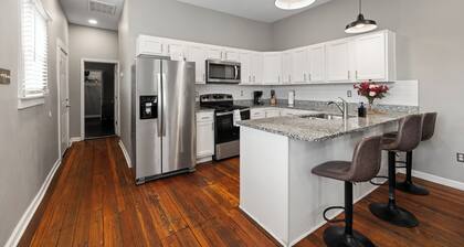 Historic CozySuites 4BR 2BA