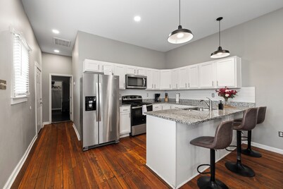 Historic CozySuites 4BR 2BA 