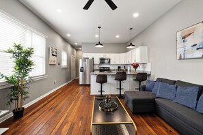 Apartment | Ruang tamu | 42 inci sebuah televisyen pintar dengan digital, TV 