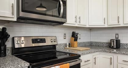 Historic CozySuites 4BR 2BA